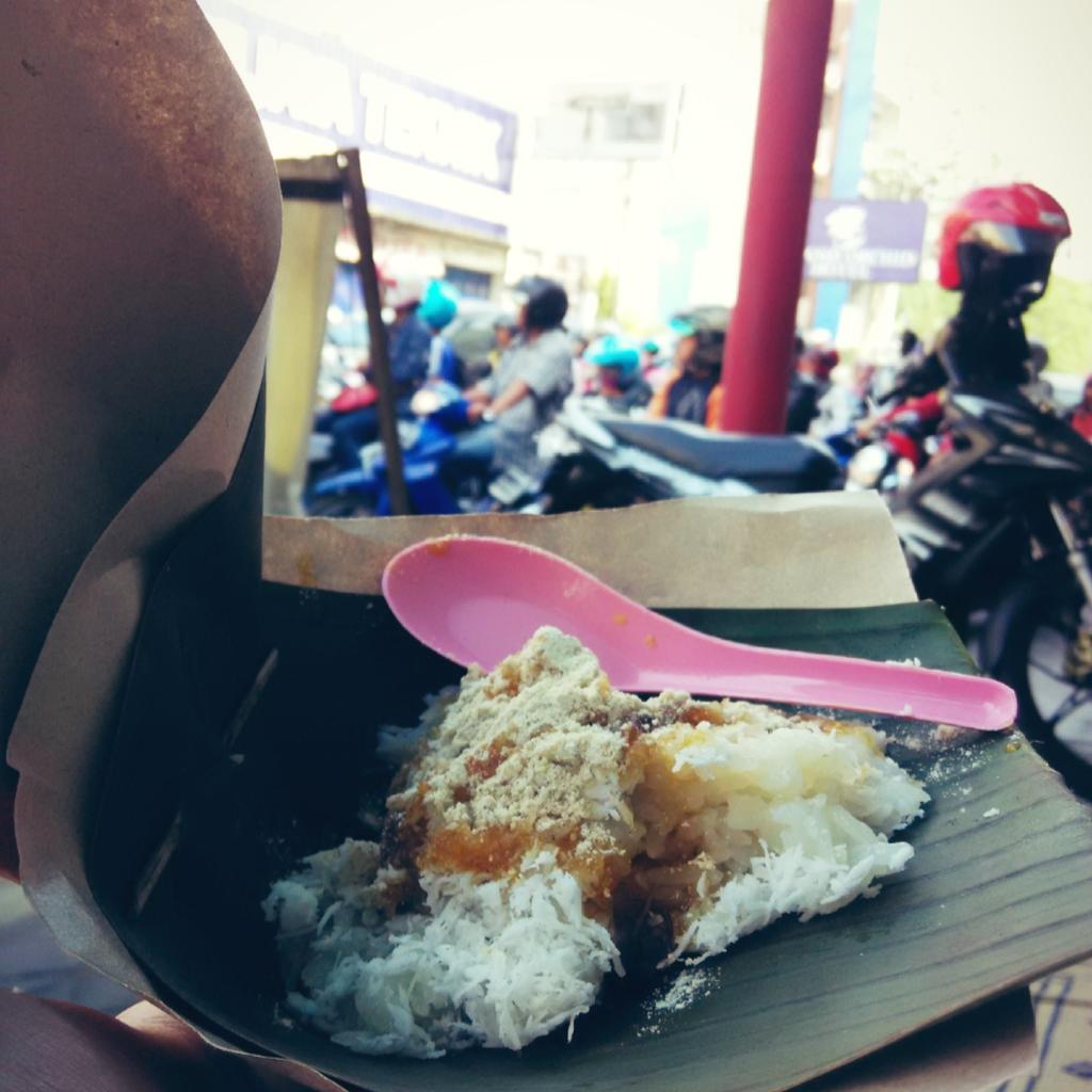 Seporsi ketan di tengah kemacetan @ Nasi Liwet Mbak Dasi, seberang Hotel Ibis.