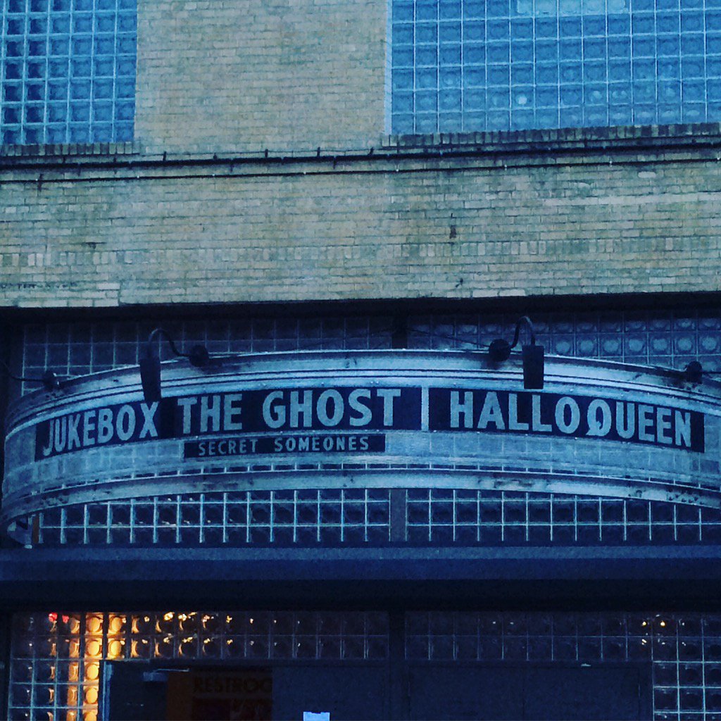 ChristinaaaDM's tweet photo. @JukeboxtheGhost @BenThornewill @TommySiegel @JesseKristin it's appropriate how the Q is backwards. 😜 #halloqueen https://t.co/49M4YIf3Sr