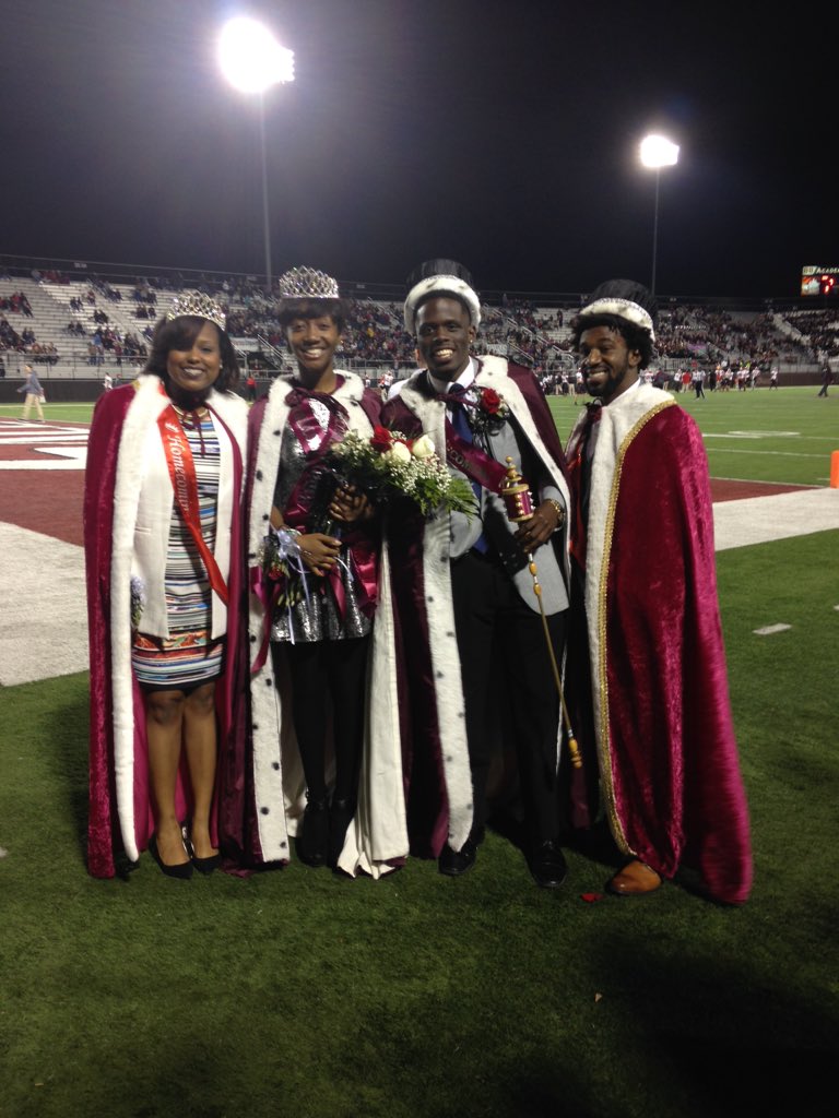 SPC_SIUC's tweet photo. Congratulations to Allen Shelton and Taylor Johnson! Your 2015 #SIUHomecoming King and Queen 🎉🐾👏🏼 #RespectTheRoyalty https://t.co/mQjlswdbsl