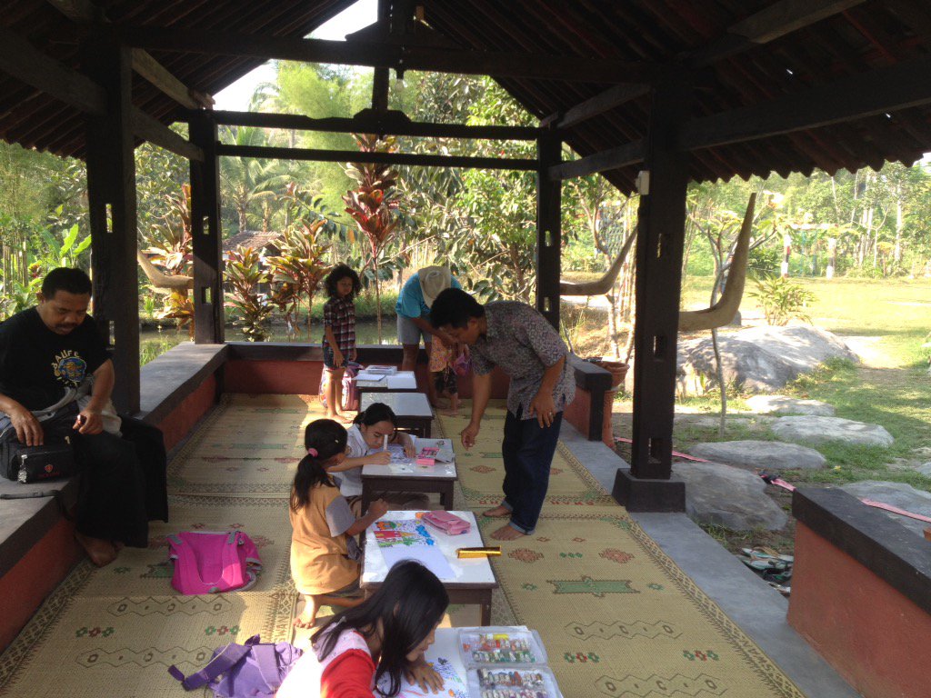 dewikembar's tweet photo. Kegiatan rutin minggu pagi.. Anak-anak melukis dan mewarnai.. #dewikembar https://t.co/sjNwQnVyNC
