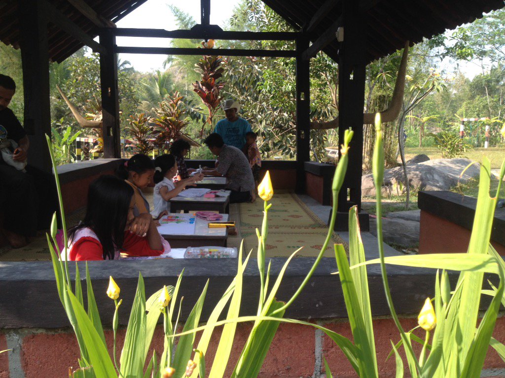 Kegiatan rutin minggu pagi.. Anak-anak melukis dan mewarnai.. #dewikembar