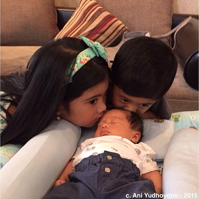 Bahagia melihat tiga cucu kesayangan, Aira, Airlangga &amp; Pancasakti. Selamat berakhir pekan bagi semua.