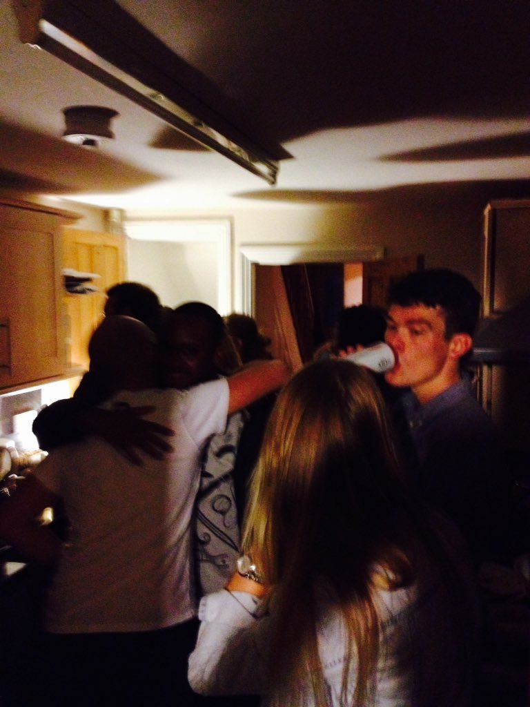 thebig1nye's tweet photo. Things warming up #yeahhedrinks #peckhamparty https://t.co/crvNDr4dZ4