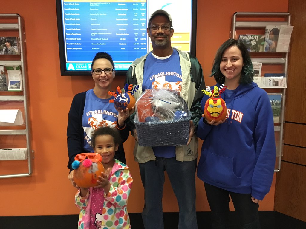 UTAPFC's tweet photo. Congratulations to the Blumling-Zealy family for winning "Most Spirited Pumpkins!" #UTAParentsWeekend https://t.co/nfRdkTkZpE