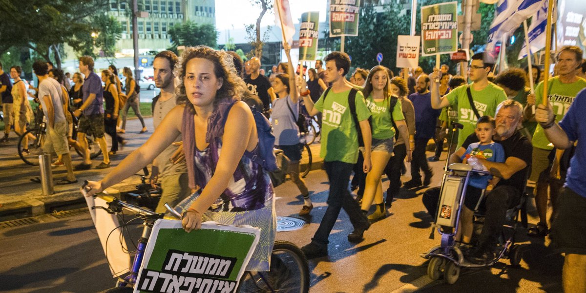 arabic_post's tweet image. آلاف الإسرائيليين يتظاهرون ضد الاستيطان والحض على الكراهية، ما تعليقكم؟ huff.to/2051RCA