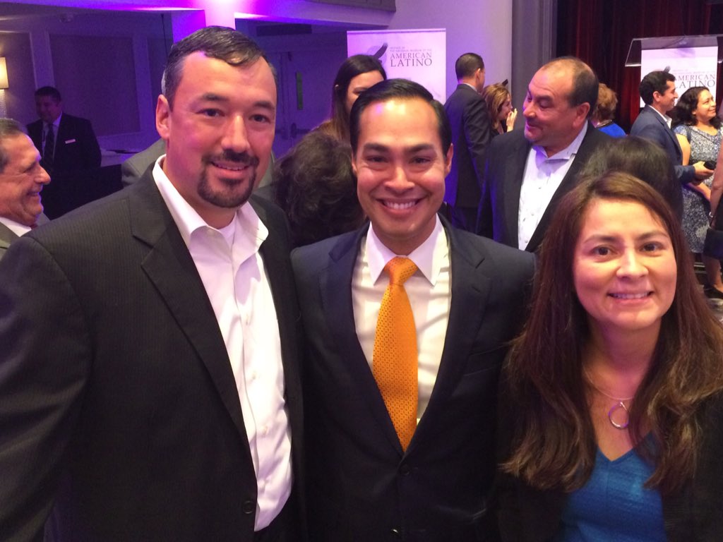 rmunny0128's tweet photo. #inspired by SA leaders making a difference for our Latino community! @SecretaryCastro  @LayshaWard @ElisaTJuarez https://t.co/0yvyVShMNC