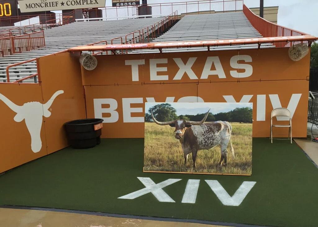 TEXAS_TRU3's tweet photo. Anything to support our team. SOAKED in Burnt Orange #TexasFight #TexasTrue #ForBevo #RaisinFingers https://t.co/FF2x3gM9IO