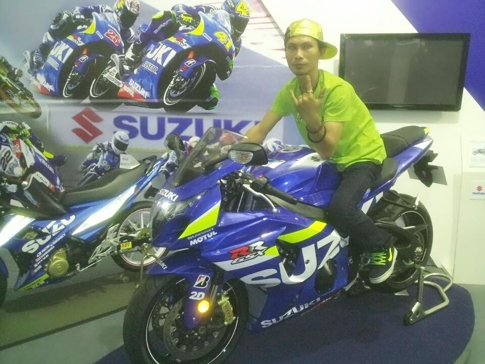 xkoh65's tweet photo. Edisi santai di ibu negaranya orang.. mak kow hijau... https://t.co/t0SzsuV6RS
