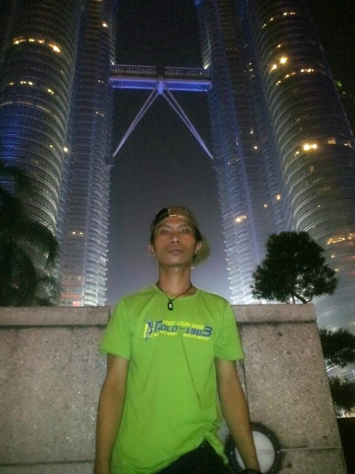 xkoh65's tweet photo. Edisi santai di ibu negaranya orang.. mak kow hijau... https://t.co/t0SzsuV6RS