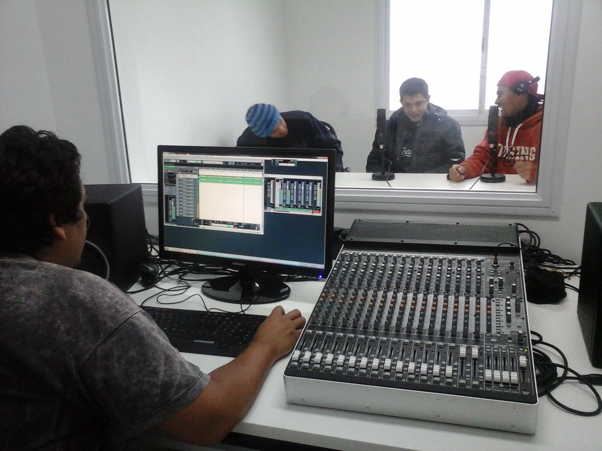 Cepla250's tweet photo. #HipHop en #Cepla250! #MJ250 está haciendo las primeras pruebas para grabar su segundo disco! @SEDRONAR @PrensaRoca https://t.co/QgJtwzjnh5