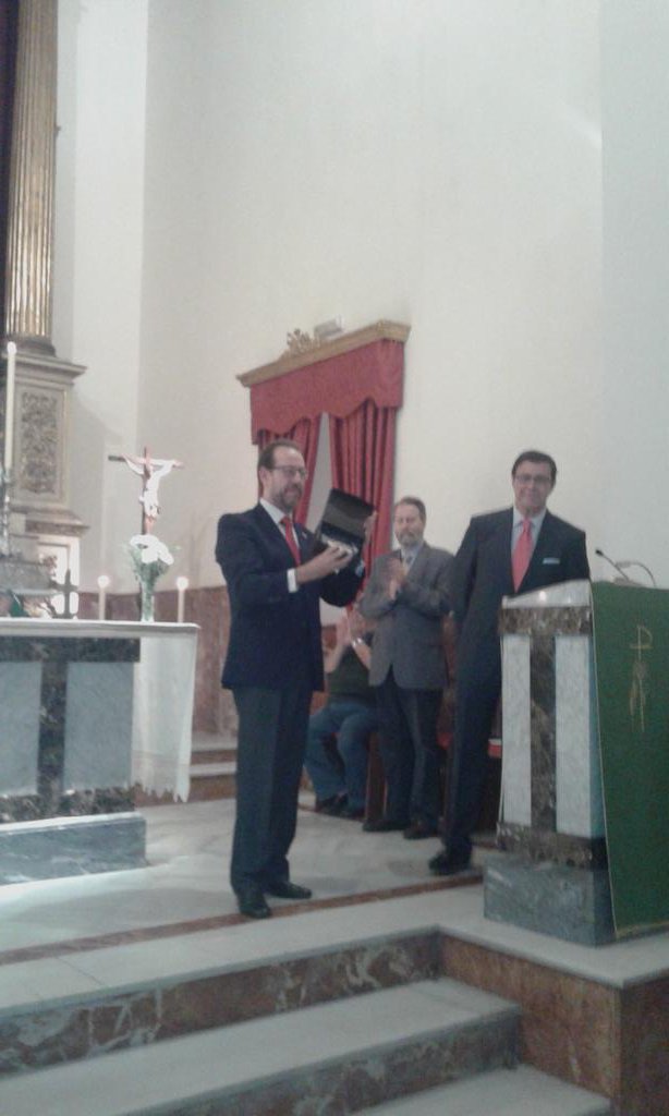 doloresdlpuente's tweet photo. Valioso reconocimiento a nuestro hermano Antonio Jodar por su Gestión en la Presidencia de @F_CORINTO #CofradiasMLG https://t.co/akoGCbm54t