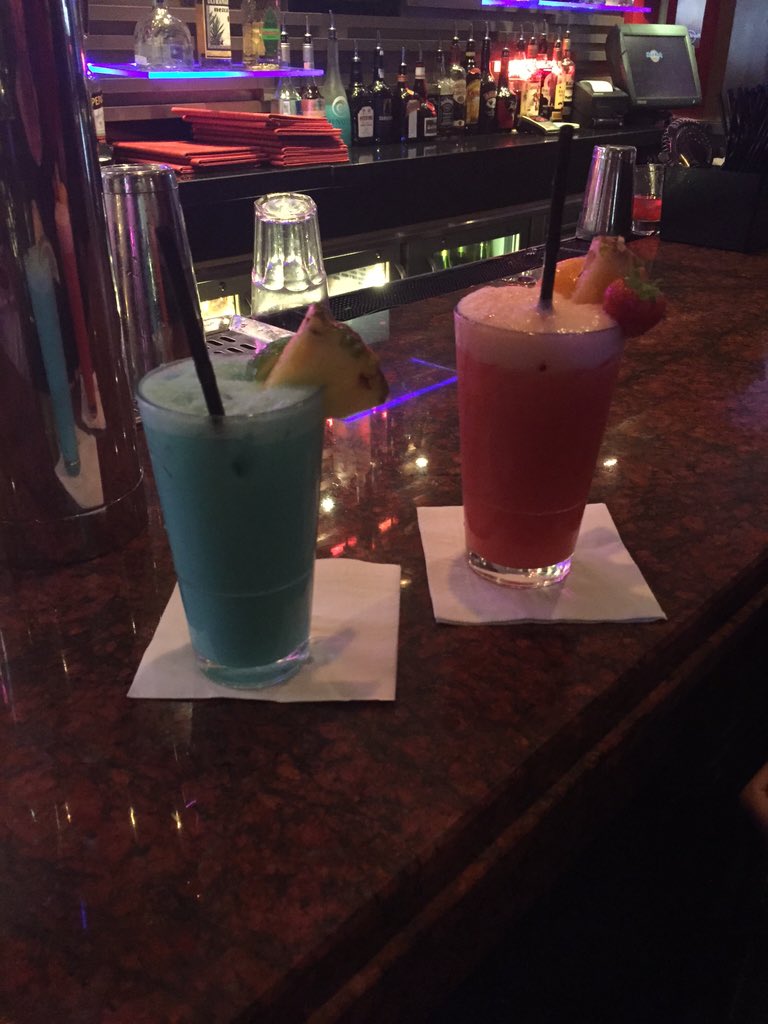Fg_Kassy's tweet photo. Disfrutando la noche...🇫🇷🍸🍸 #hardrock #Paris https://t.co/nCooMZo8n4