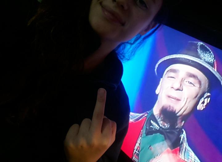 axolizzatagml's tweet photo. Il sabato sera c'è chi si guarda la Clerici, chi #tusiquevales...Io mi guardo la replica di #SorciVerdi @jaxofficial https://t.co/QK3sKh1iSG