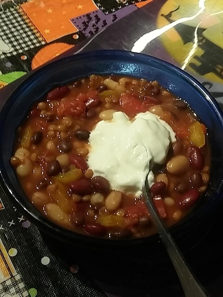 BrennaTMG's tweet photo. #URWhatUTweat @UWkatrinaTA lentil chilli since I don't have beef. Tastes great. Veggies for the win!! https://t.co/JOuVUFp4im