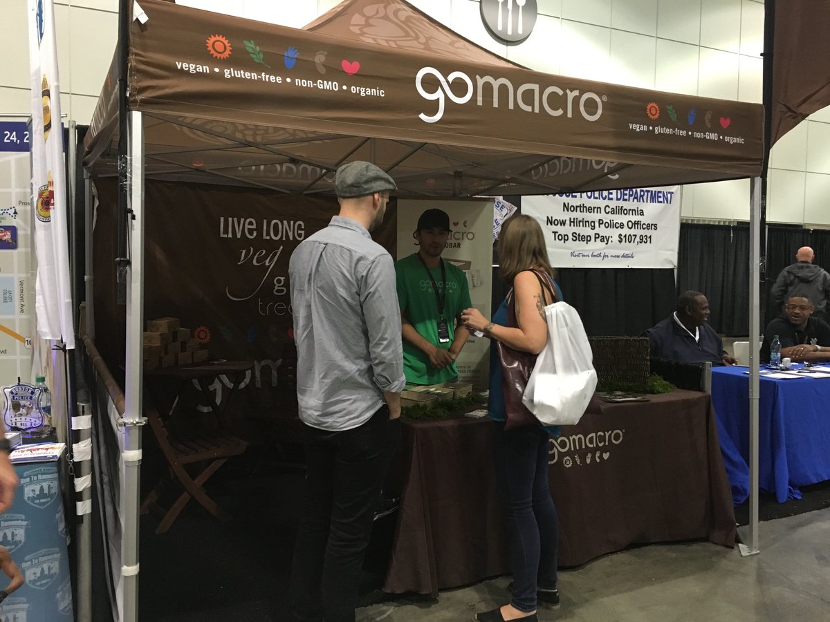 gomacro's tweet image. Things are picking up at the LA Rock ‘n’ Roll Half Marathon! Stop by for #RealFoodFuel #GoMacro @runrocknroll #RnRLA