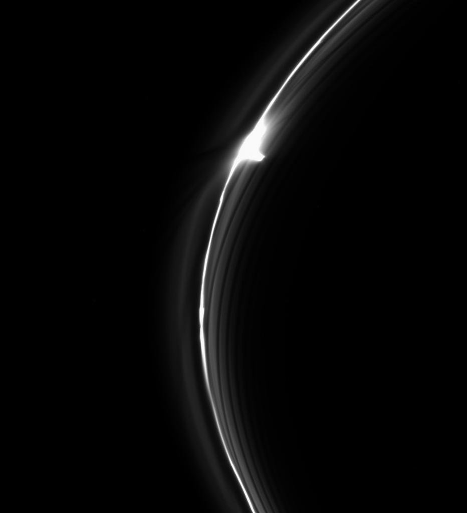 NASA's tweet photo. Clump in Saturn’s F ring, which is constantly changing structure, spotted by @CassiniSaturn: https://t.co/X9TIO6T5jB https://t.co/p0CjjoG1AQ