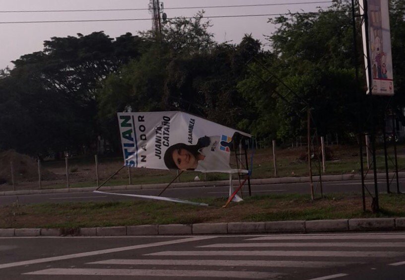 ChriGarces's tweet photo. En Palmira destruyendo vallas de nuestros aliados @juanitacatano creen que nos van a detener LOS HONESTOS SOMOS MÁS https://t.co/y0lV1YR5R4