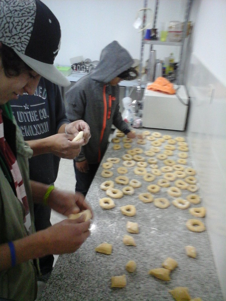 Cepla250's tweet photo. #TardedeSábado en #Cepla250: Rosquitas y cine! En un rato se viene el #TorneodeXbox para cerrar la semana! https://t.co/IDoHQlEgxr