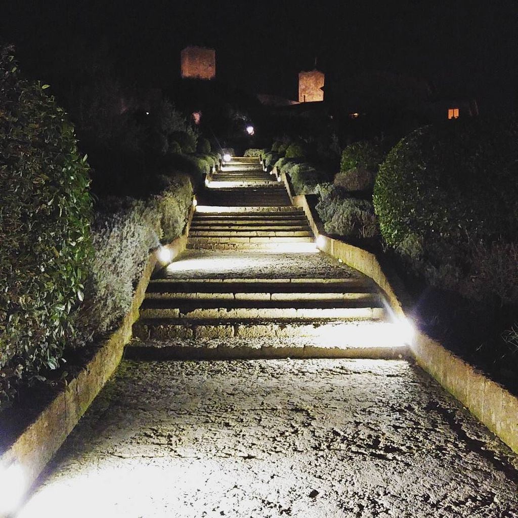 WeTuscany's tweet photo. #monteriggioni #toscana #night #panzapiena #luci #scala https://t.co/ZjKLFi8fr8