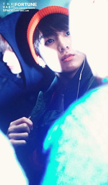1997_0901com's tweet photo. 151025 김포공항 출발 ~✈
#정국 #JK @BTS_twt 
옷 정리 하나하는데 석진이형 이렇게 아련하게
쳐다보면 우뜨케.... (수니 촌철살인💧 https://t.co/dsuUNG5zVj