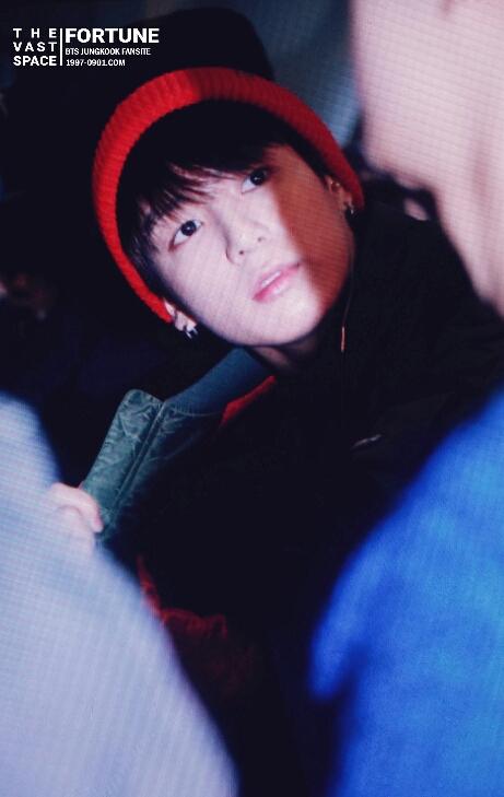 1997_0901com's tweet photo. 151025 김포공항 출발 ~✈
#정국 #JK @BTS_twt 
옷 정리 하나하는데 석진이형 이렇게 아련하게
쳐다보면 우뜨케.... (수니 촌철살인💧 https://t.co/dsuUNG5zVj