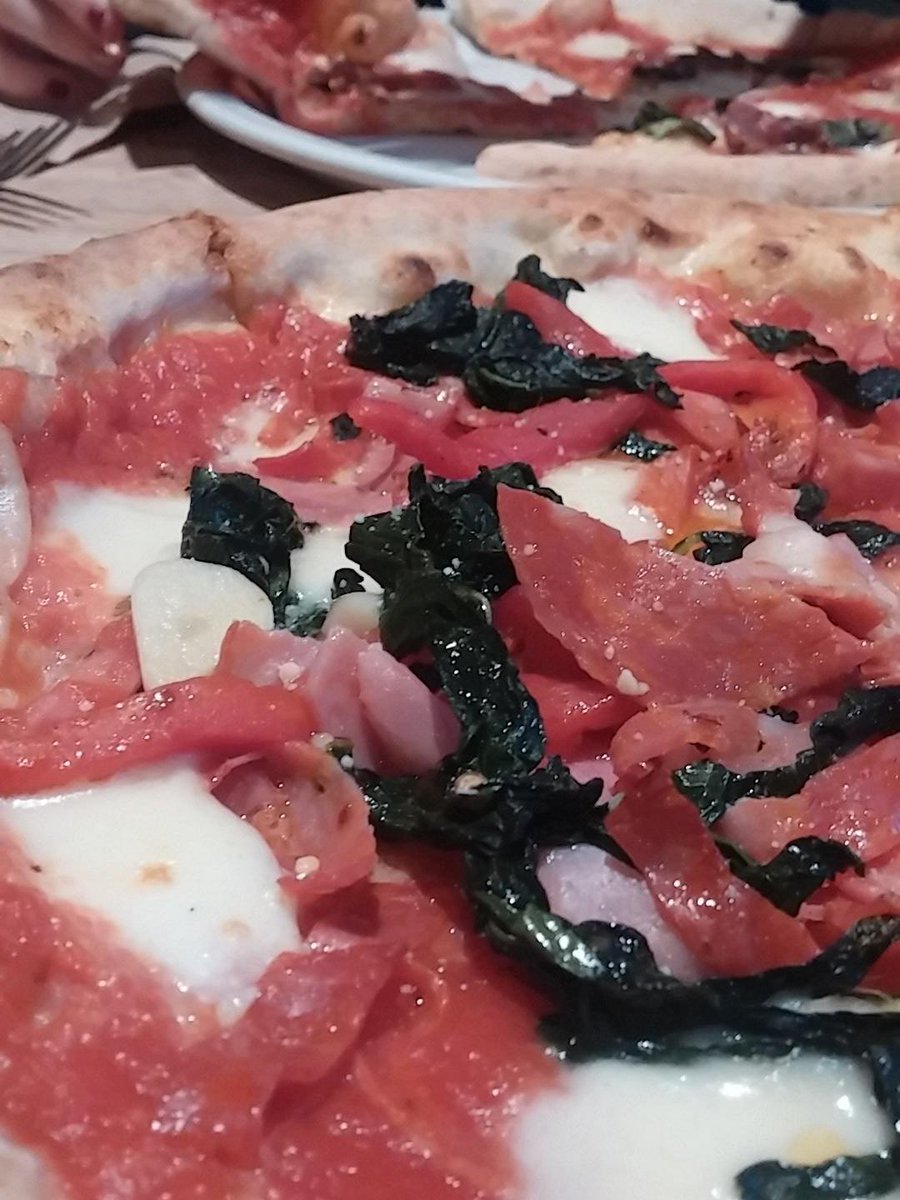 FoodInHans's tweet photo. #FAMOSO #URwhatUtwEat Ordered a Diavolo - 3 meat authentic napoli pizza with roasted redpeps, and I added kale 😝 https://t.co/5LC76nn66g