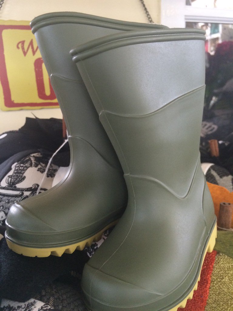 usluffs's tweet photo. We now sell welly boots in the shop. From little ones to daddy size. Just what you need for muddy puddles🍂🍃 https://t.co/VbUMnpftO1