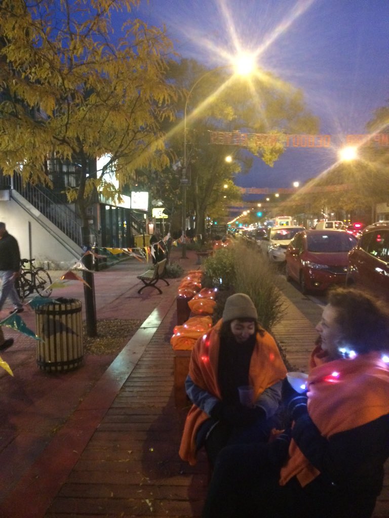 GT_Rouge's tweet photo. Au chaud avec des couvertures lumineuses! Elles seront ensuite distribuées aux commercants! https://t.co/BwDmDqX1mr