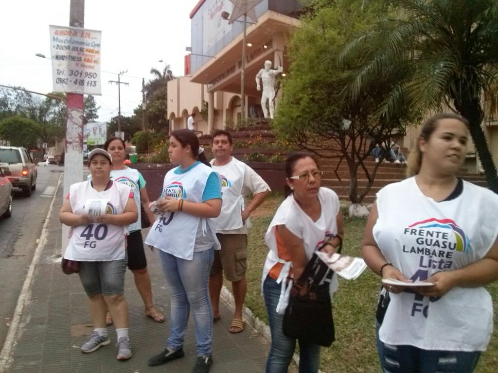 fglambare's tweet photo. @FrenteGuasuPY @lugo_py entregando propuestas para #Lambare #LambareNoTeCalles https://t.co/wT7K57kQJI