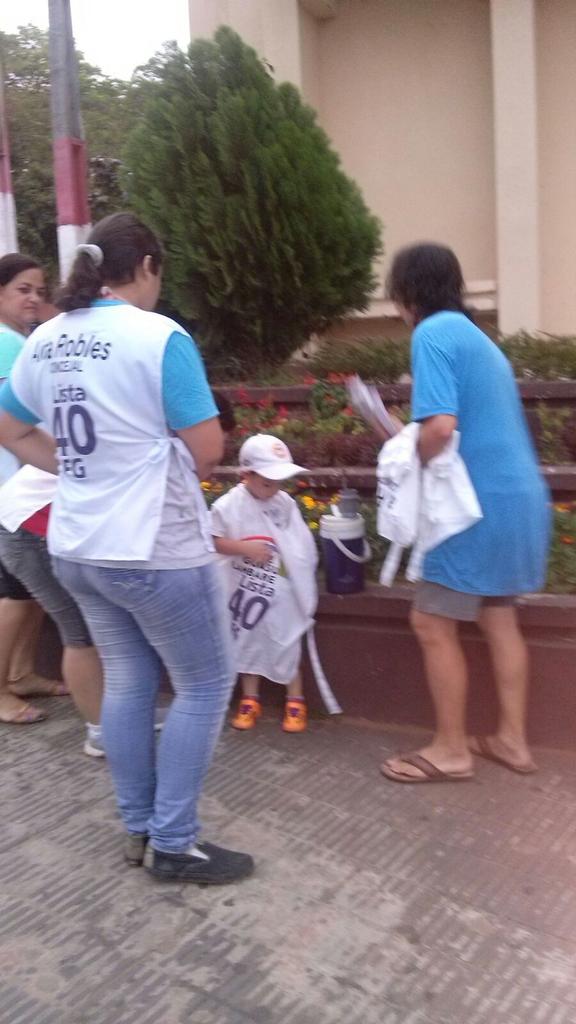 fglambare's tweet photo. @FrenteGuasuPY @lugo_py entregando propuestas para #Lambare #LambareNoTeCalles https://t.co/wT7K57kQJI
