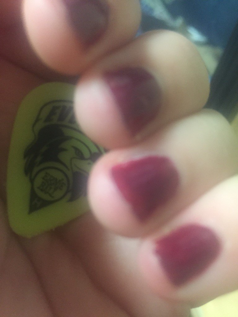fanaccountx3's tweet photo. Throwback to when we flew from Illinois to LA in a moments notice for #5SOSonEllen &amp; @Michael5SOS gave me his pick 💘 https://t.co/eWt2qpQaN1