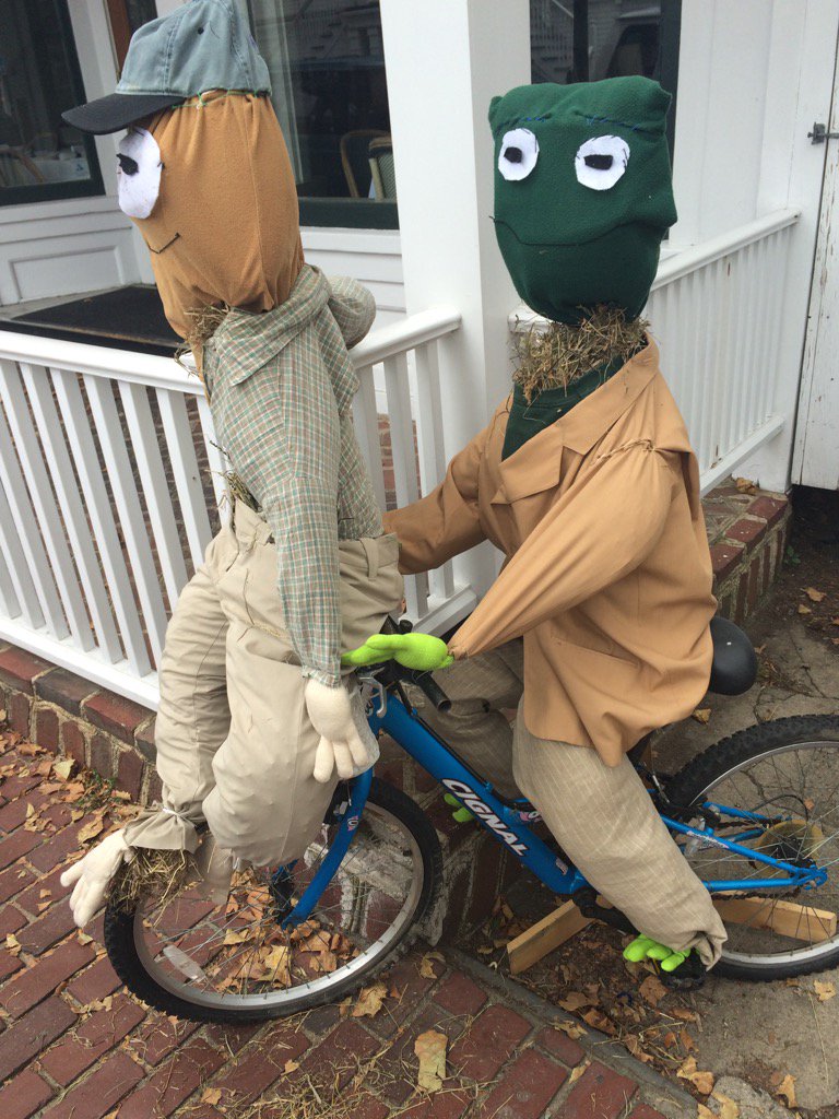 StagecoachTaxi's tweet photo. Love these #scarecrows in front of @alchemy #mvpcs #marthasvineyard https://t.co/z6fns6K29q