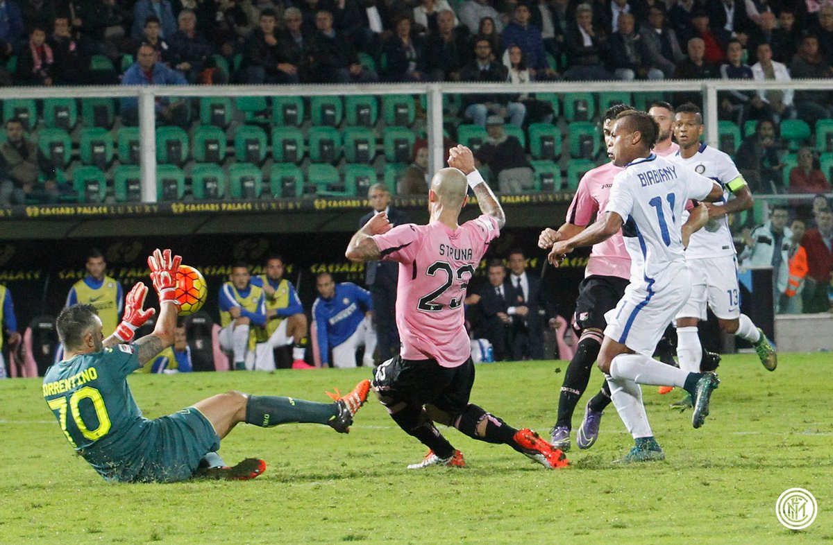 Inter's tweet photo. Scatto dopo scatto, il racconto fotografico di #PalermoInter su inter.it: https://t.co/WHCKcTF3oE #FCIM https://t.co/l9zpvw4AB7