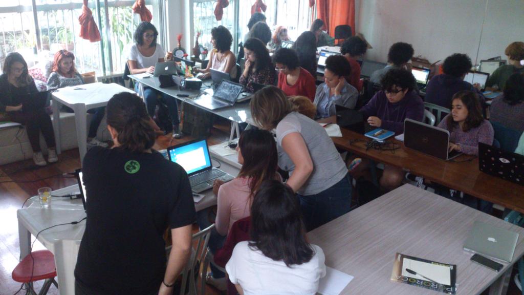 minasprogramam's tweet image. Primeiro dia do curso #minasprogramam! Introdução à Lógica de Programação, com professora Anna Flávia.