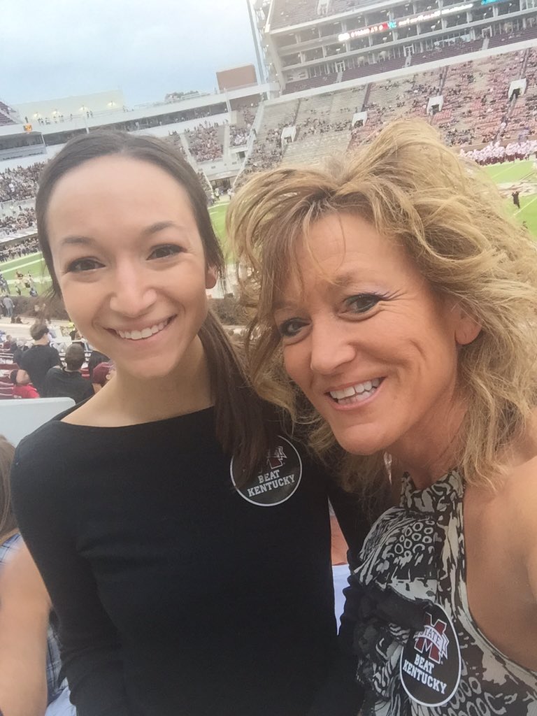 cajunspicetina's tweet photo. Best way to spend a Saturday night w/@HannahLouu️
#HailsBells
#HailState https://t.co/7QDBW0OgfL