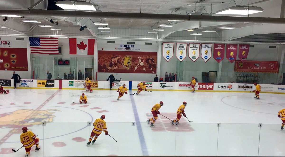 FerrisHockey's tweet photo. Bulldogs rockin those vintage gold jersey's tonight! #WISvsFSU https://t.co/dwFBQvkm0R