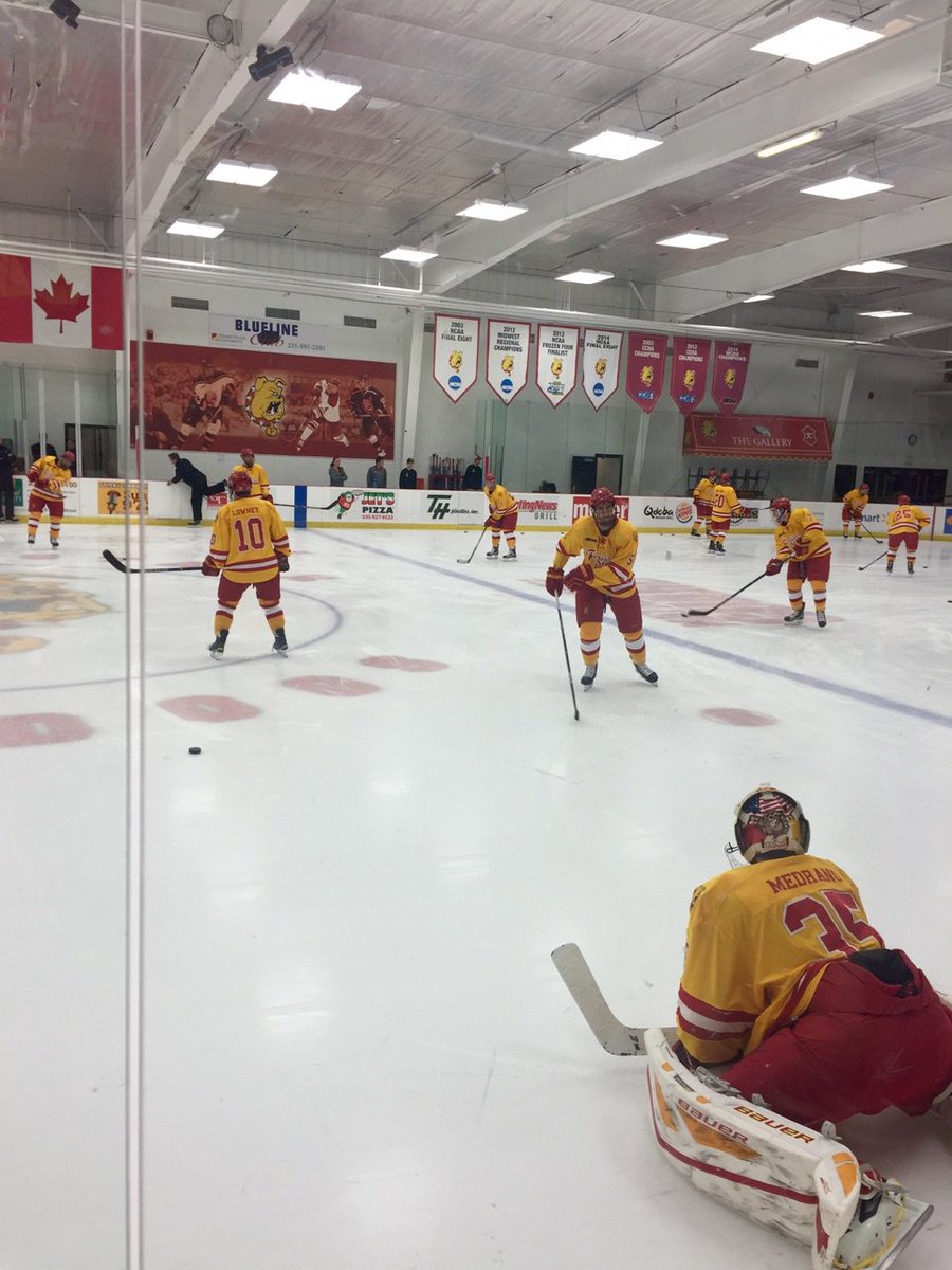 FerrisHockey's tweet photo. Bulldogs rockin those vintage gold jersey's tonight! #WISvsFSU https://t.co/dwFBQvkm0R