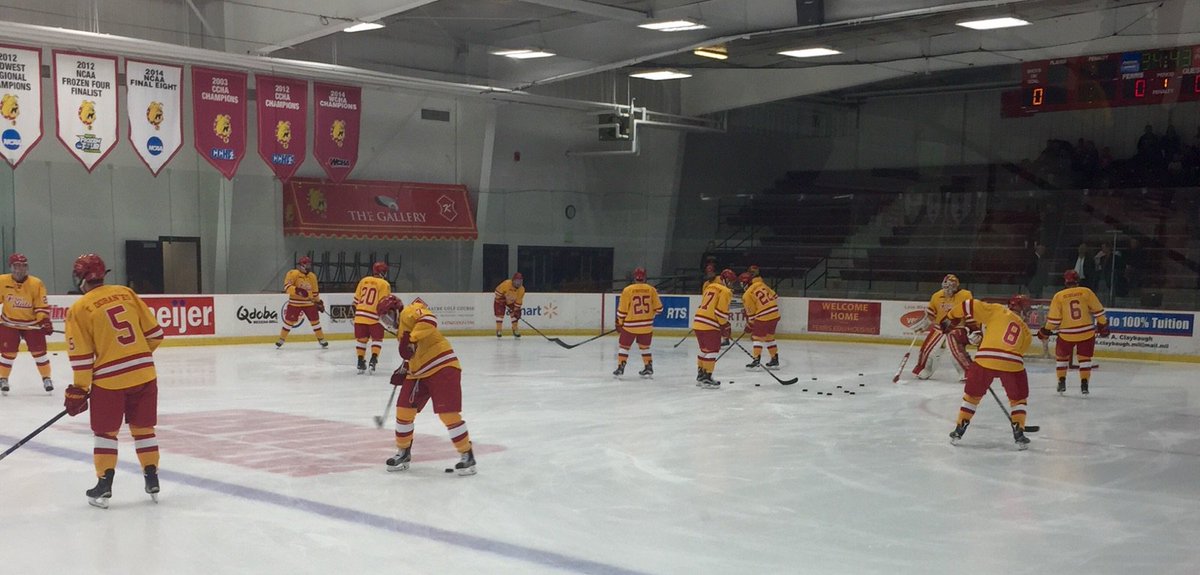 FerrisHockey's tweet photo. Bulldogs rockin those vintage gold jersey's tonight! #WISvsFSU https://t.co/dwFBQvkm0R