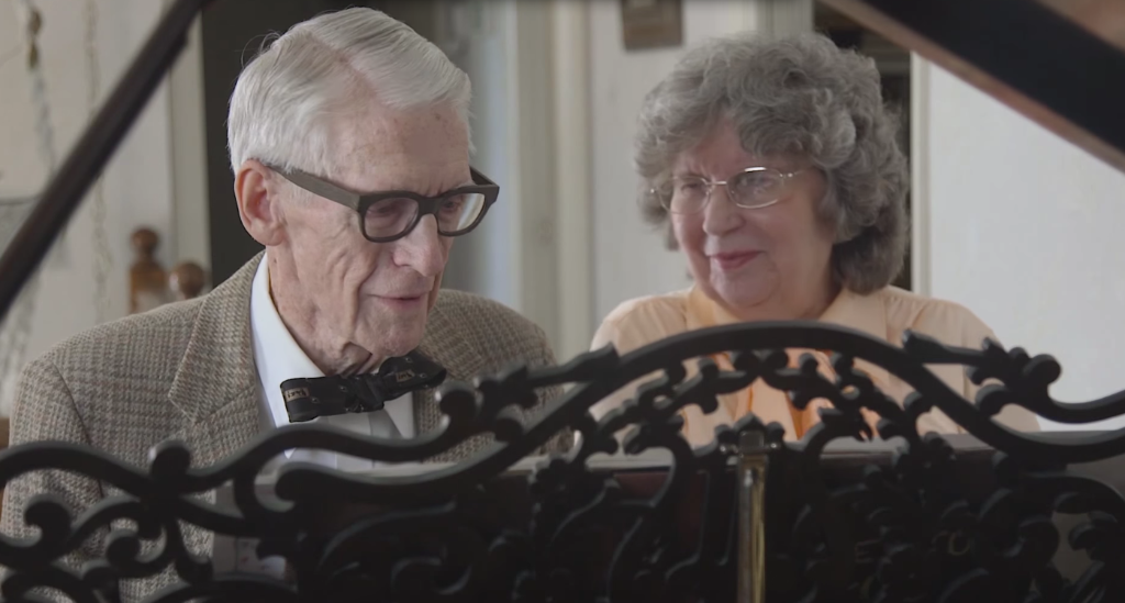Disney's tweet photo. Couple celebrates anniversary milestone with Up-themed video. 🎈 https://t.co/ZOoqQwuxrx https://t.co/Inb4wTW6Xz