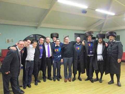 Cranbrook_Syn's tweet photo. @shabbat_uk Havdallah Concert! Incredible way to end an incredible day! #TravellingChasidim #KeepingItTogether https://t.co/51pUjBlEGe
