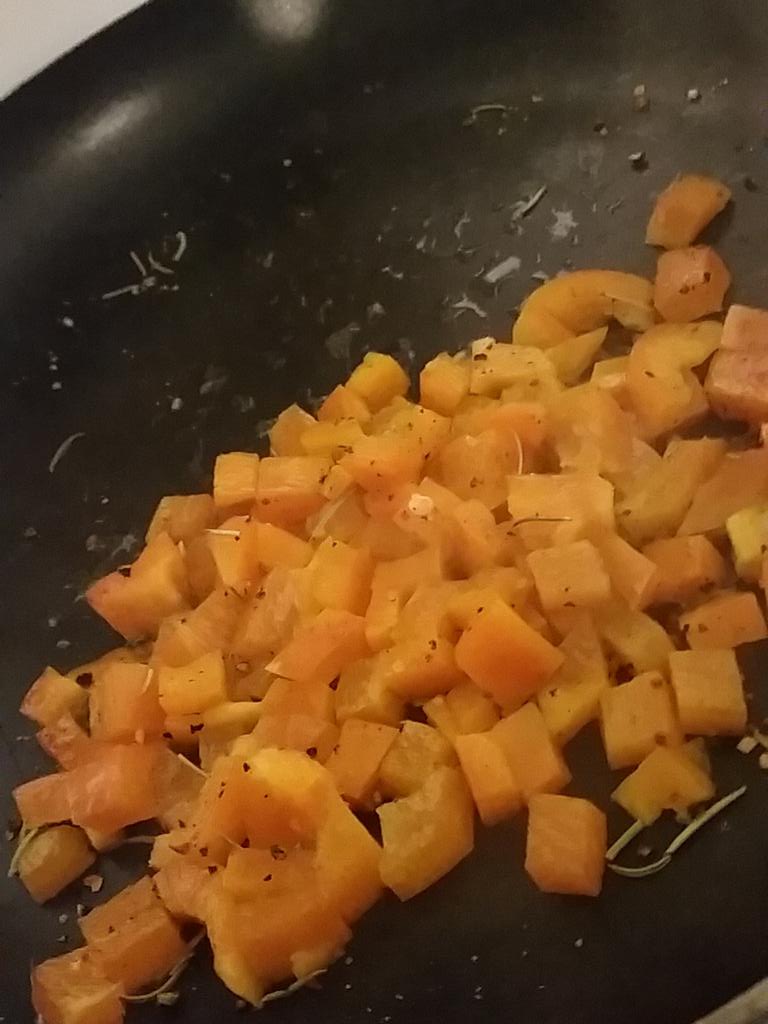 ShannonGow's tweet photo. Sautéing bell peppers to add to my pasta! Have to get those servings of veggies up to 7! #URwhatUtweat @UWkatrinaTA https://t.co/7gCiMTmn4T