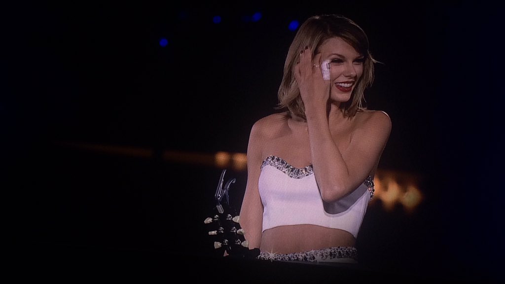 I don't really know what to do with my life now...
#1989TourDallas #1weekago #1989TourArlington