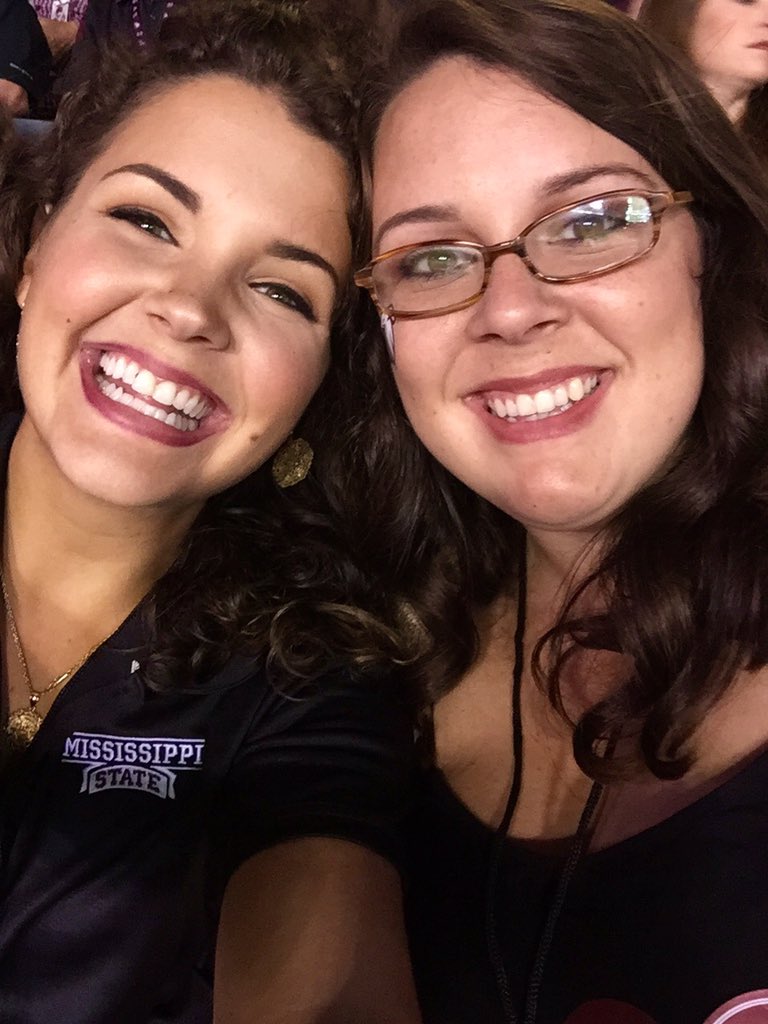 mitchellkaylie7's tweet photo. Les'go DAWGSSS! #maroonSELFIES #maroonselfies #hailstate https://t.co/hy6o17MCuG