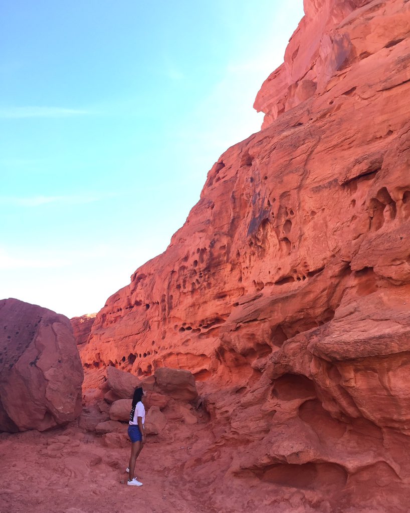 0ggnubnik's tweet photo. Why go to the strip when you can be amazed by red rocks #helloNevada https://t.co/rmLMiAPBKL