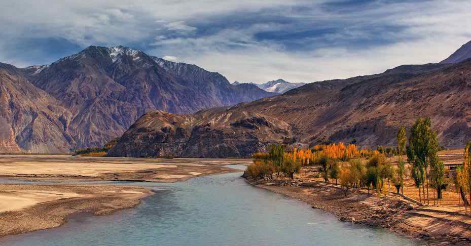 amnajaved1950's tweet photo. Shyok River, Ghangche District of Gilgit–Baltistan :)
#GilgitBalitistan #Pakistan #traveling https://t.co/7LKuaclGuE