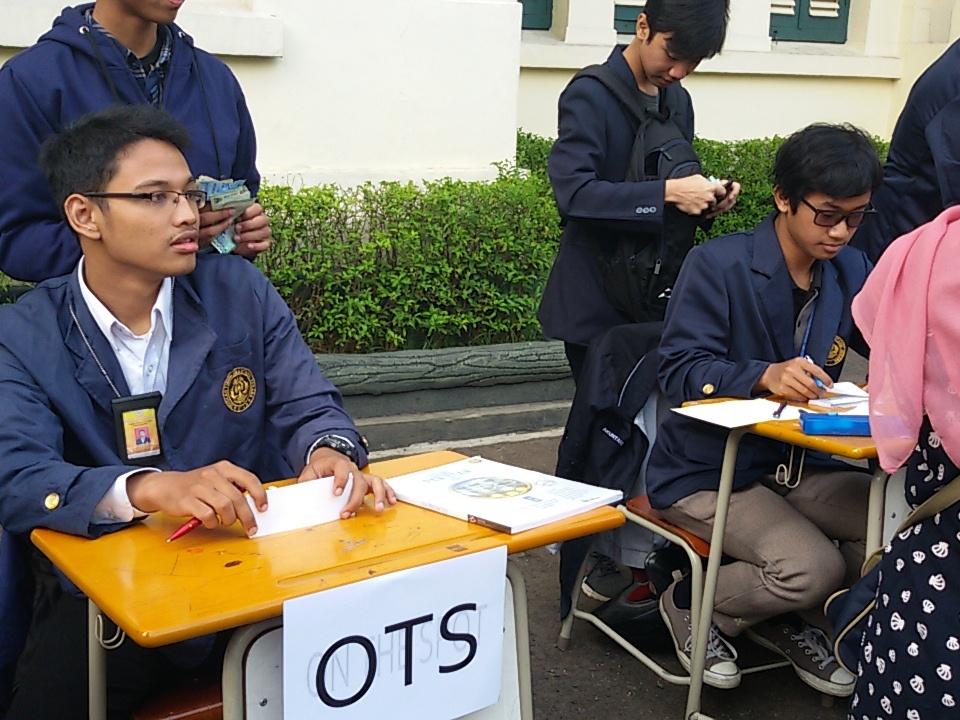 kembangstan's tweet photo. Panitia Ticketing yang bertugas siap melayani anda. #TryOutSauyunan https://t.co/VsLRUwdJfJ