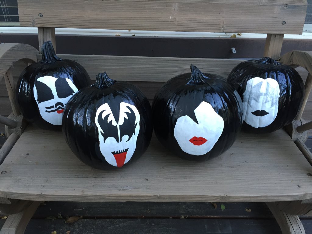 ZachKennah's tweet photo. @PaulStanleyLive   Big Kiss fans in my family! My mom's pumpkins this year for Halloween! Pretty awesome! https://t.co/BxJ2blASYR
