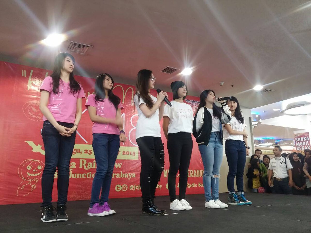 officialJKT48's tweet photo. [PHOTO] Buat fans di Surabaya, sudah siap buat Direct Selling Sesi 1? Ayo rame2 datang ke BG Junction! https://t.co/0GcmKwGA3K