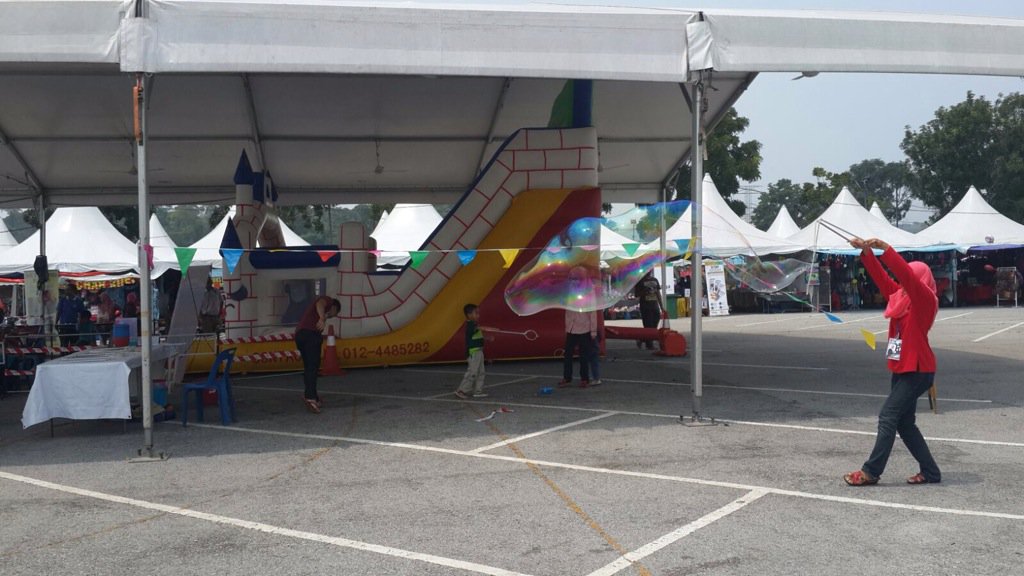 CONVOFEST_UTP's tweet photo. Can you make bubbles as big as that? Take the challenge and make giant bubbles at Convosquare! #UTPCONVOFEST2015 https://t.co/x4X96SFQ2w