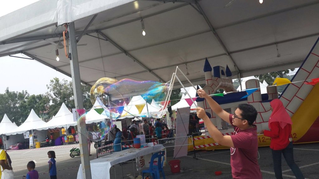 CONVOFEST_UTP's tweet photo. Can you make bubbles as big as that? Take the challenge and make giant bubbles at Convosquare! #UTPCONVOFEST2015 https://t.co/x4X96SFQ2w